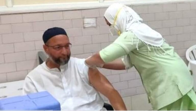 ओवैसी ने लगवाई कोरोना वैक्सीन की पहली डोज